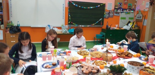 Uczniowie klasy 3a przy świątecznym stole