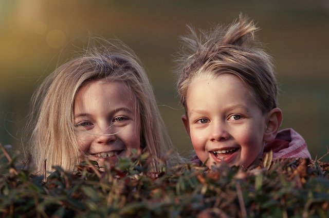 Zdjęcie uśmiechniętych dzieci - chłopca i dziewczynki