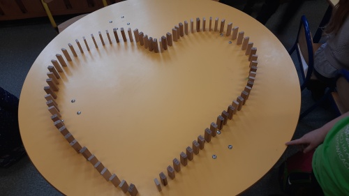 Konstrukcja z klocków - domino w kształcie serca