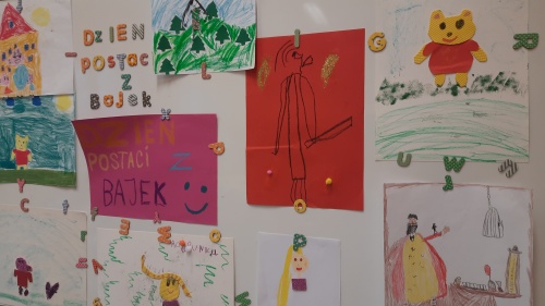 Dzień Postaci z Bajek - prace dzieci na tablicy