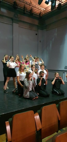 Uczniowie na scenie podczas prób do premiery szkolnego spektaklu w Teatrze Śląskim