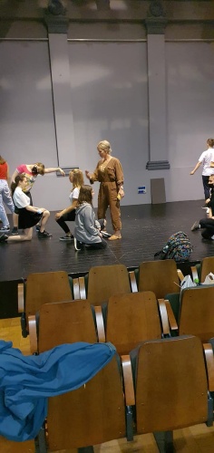 Uczniowie na scenie podczas prób do premiery szkolnego spektaklu w Teatrze Śląskim