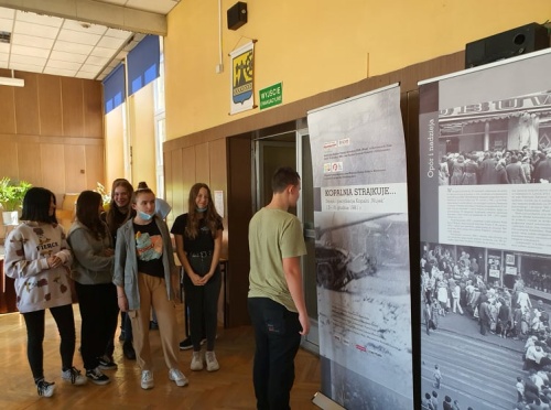 Zwiedzanie przez uczniów wystawy Kopalnia strajkuje