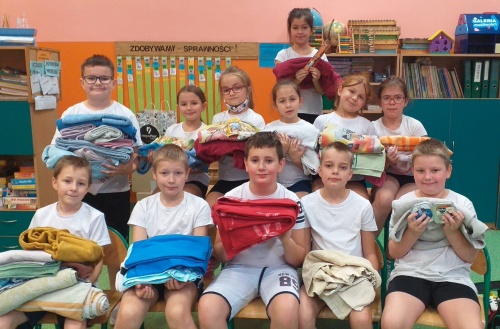 Zdjęcia z akcji przekazywania przez uczniów potrzebnych artykułów dla podopiecznych katowickiego schroniska dla zwierząt