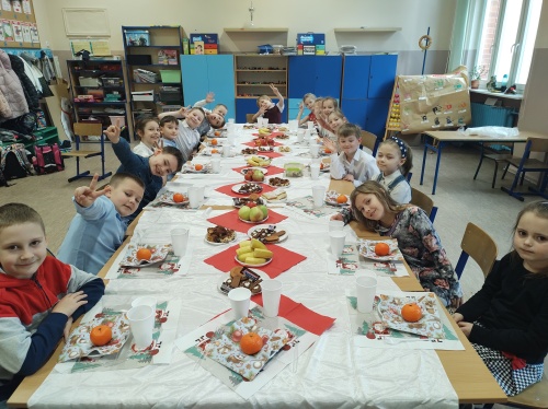 Uczniowie klasy 1a przy świątecznym stole