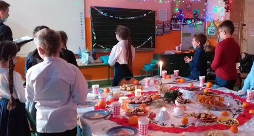 Uczniowie klasy 3a przy świątecznym stole