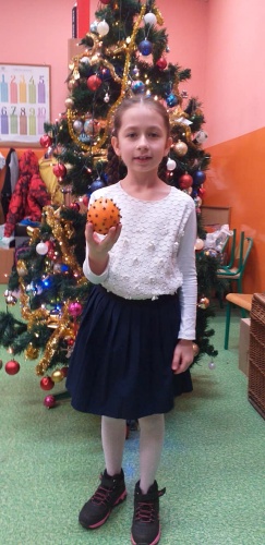 Uczennica klasy 3a ze świąteczną pomarańczą
