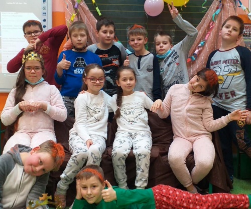 Zdjęcie uczniów bawiących się na balu piżamowym