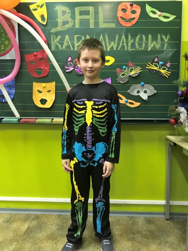 Zdjęcia uczniów bawiących się na balu karnawałowym