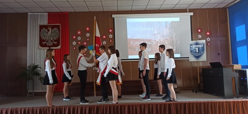Zdjęcie z akademii - przekazanie sztandaru.