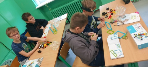 Zdjęcia z projektu - uczniowie korzystający z Laboratorium