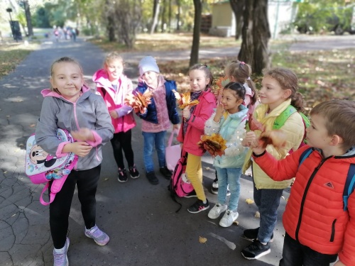 Zdjęcie uczniów w parku