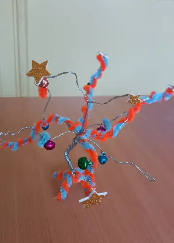 Drzewko szczęścia wykonane z drutu przez uczniów