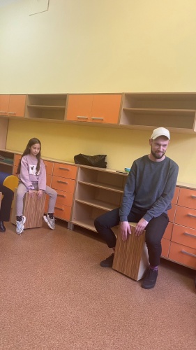 Zdjęcie dzieci biorących udział w zajęciach muzycznych
