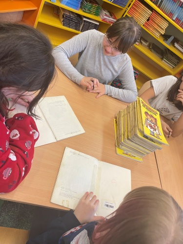 Zdjęcia z zajęć w bibliotece