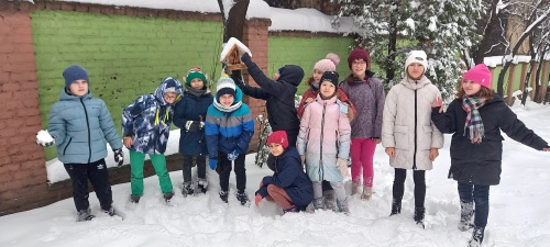 Zdjęcia z akcji - karmniki i pokarm, dzieci uczestniczące w akcji.