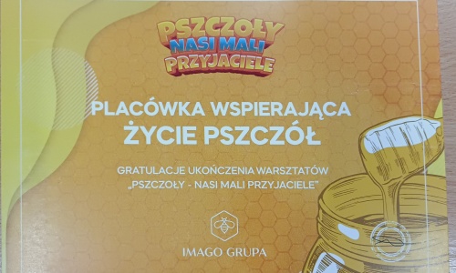 Uczniowie podczas warsztatów pszczelarskich