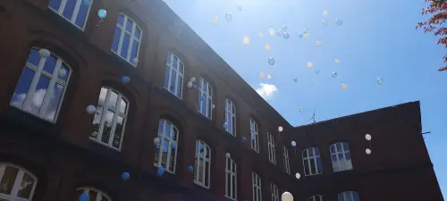 Wypuszczanie baloników na podwórzu