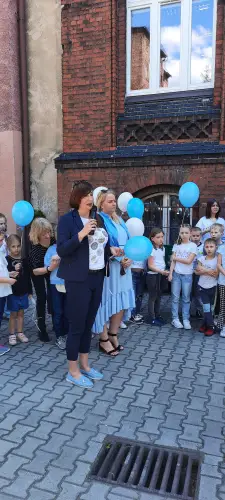 Wypuszczanie baloników na podwórzu