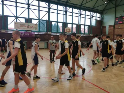 Zdjęcie drużyny uczestniczącej w zawodach w piłkę koszykową