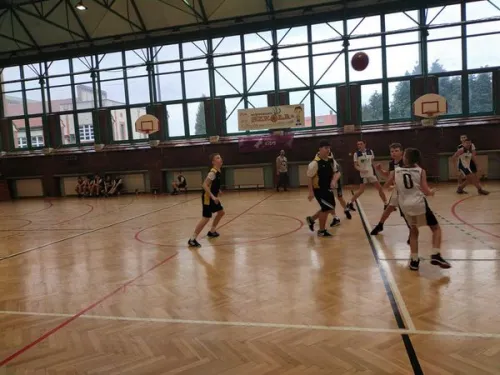 Zdjęcie drużyny uczestniczącej w zawodach w piłkę koszykową
