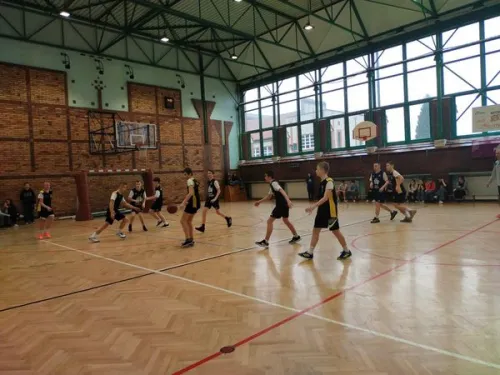 Zdjęcie drużyny uczestniczącej w zawodach w piłkę koszykową
