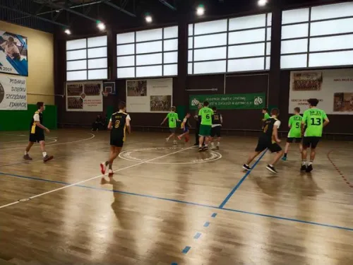 Zdjęcie drużyny uczestniczącej w zawodach w piłkę koszykową