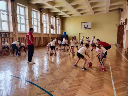 Zdjęcie z lekcji koszykówki
