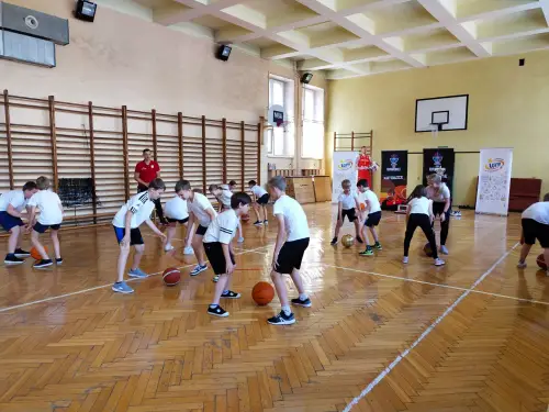 Zdjęcie z lekcji koszykówki