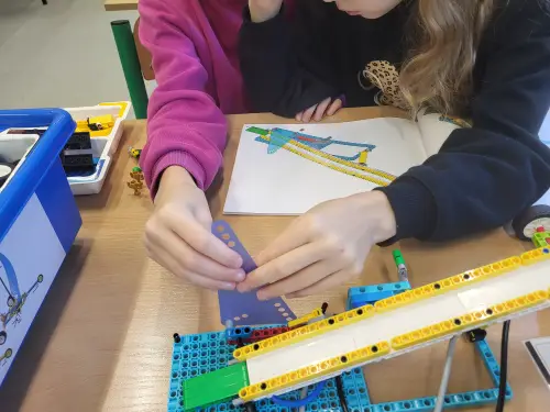 Zdjęcie z zajęć świetlicowych w laboratorium