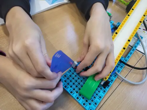 Zdjęcie z zajęć świetlicowych w laboratorium