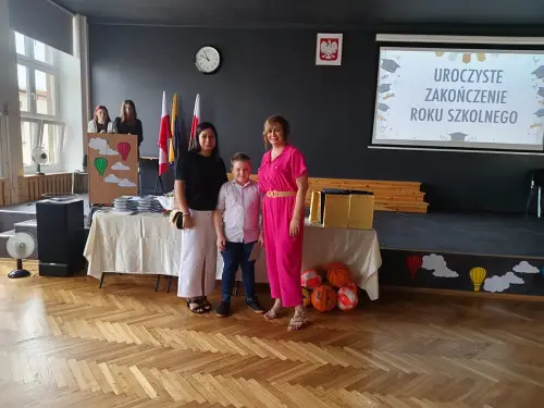 Zdjęcie z apelu na zakończenie roku szkolnego