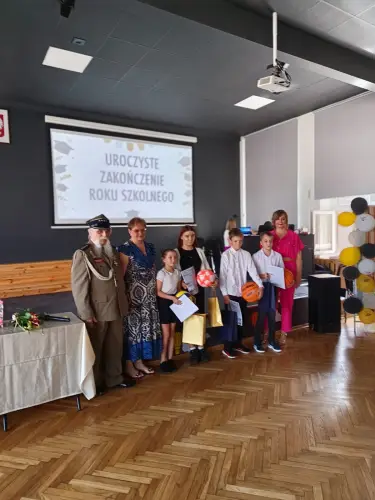 Zdjęcie z apelu na zakończenie roku szkolnego