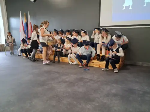 Zdjęcie z występu klasy 2a podczas pasowania uczniów