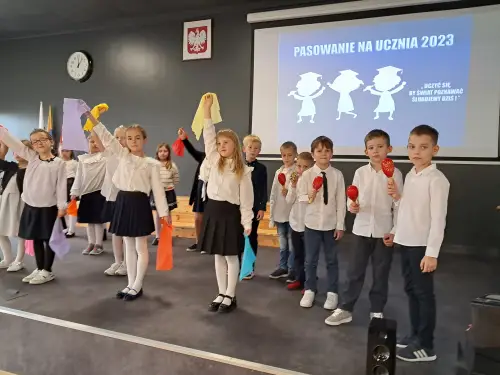 Zdjęcie z występu klasy 2a podczas pasowania uczniów