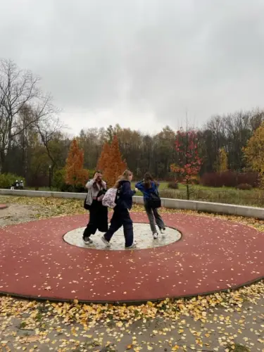 Uczniowie w planetarium