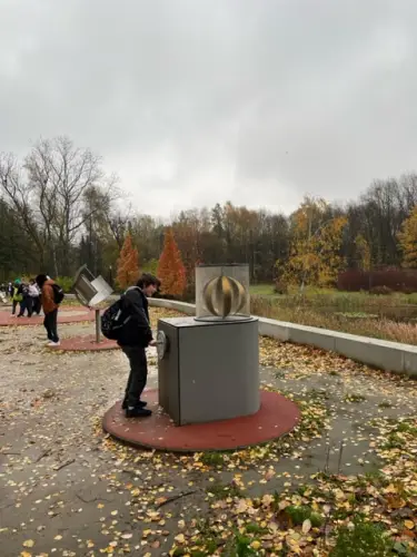 Uczniowie w planetarium
