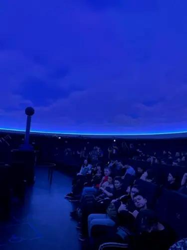 Uczniowie w planetarium
