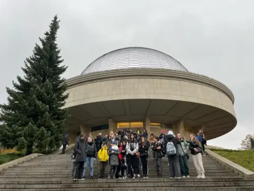 Uczniowie w planetarium