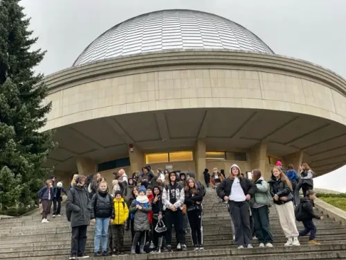 Uczniowie w planetarium