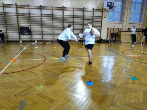 Zdjęcia z sali gimnastycznej z treningu futbolu flagowego