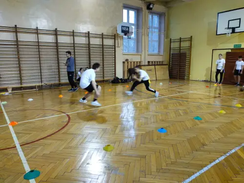 Zdjęcia z sali gimnastycznej z treningu futbolu flagowego