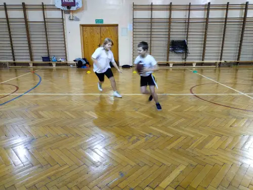 Zdjęcia z sali gimnastycznej z treningu futbolu flagowego