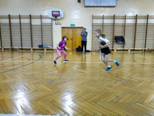 Zdjęcia z sali gimnastycznej z treningu futbolu flagowego