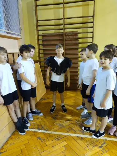 Zdjęcia z sali gimnastycznej z treningu futbolu flagowego