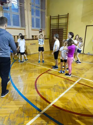Zdjęcia z sali gimnastycznej z treningu futbolu flagowego