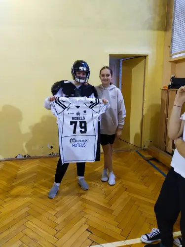 Zdjęcia z sali gimnastycznej z treningu futbolu flagowego