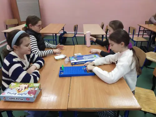 Zdjęcie z zabawy z planszówkami