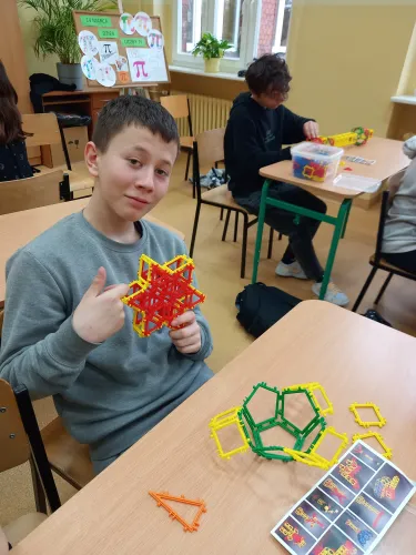 Zdjęcie ze szkolnych obchodów Dnia Matematyki
