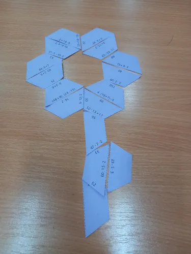 Zdjęcie ze szkolnych obchodów Dnia Matematyki